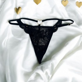 String noir en dentelle avec bijou cœur doré