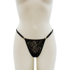 String noir en dentelle avec bijou cœur doré
