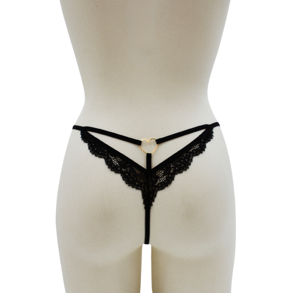 String noir en dentelle avec bijou cœur doré