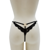 String noir en dentelle avec bijou cœur doré