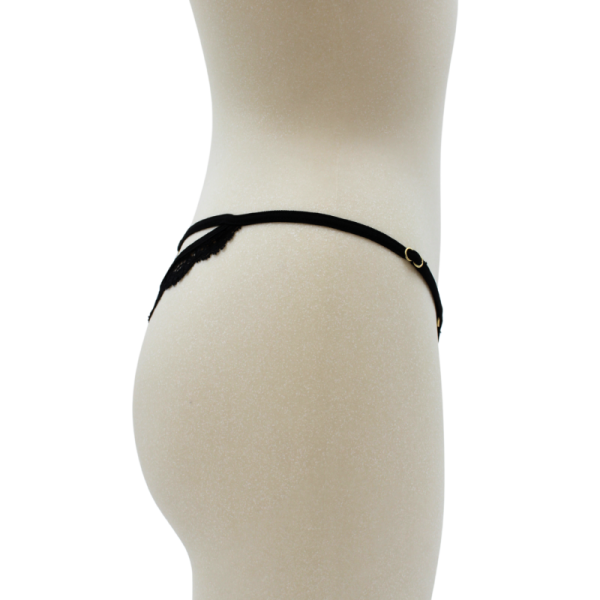 String noir en dentelle avec bijou cœur doré