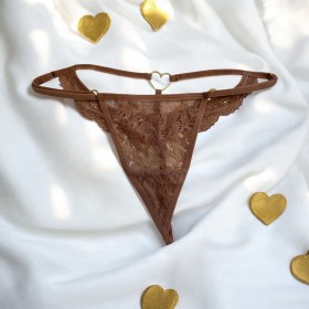 String couleur taupe (marron) en dentelle avec bijou cœur doré