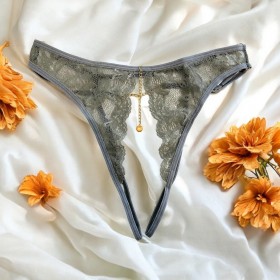String gris ouvert avec bijou couleur et chaîne dorée