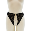 String noir ouvert avec bijou couleur et chaîne dorée