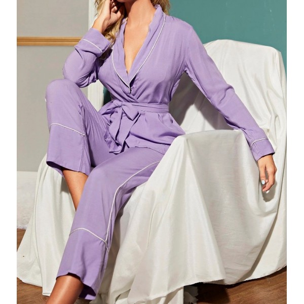 Ensemble de pyjama lilas avec liséré contrastant