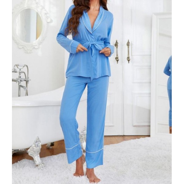 Ensemble de pyjama bleu avec liséré contrastant